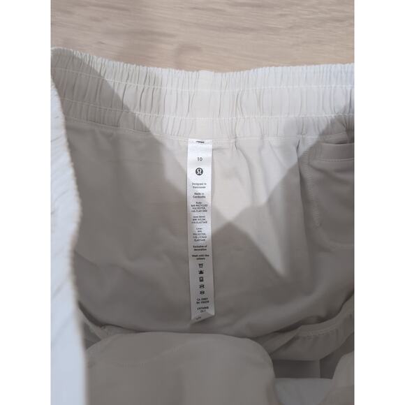 New Lululemon Size 10 Hotty Hot High Rise HR Lined Short 2.5" Bone White - Picture 2 of 8